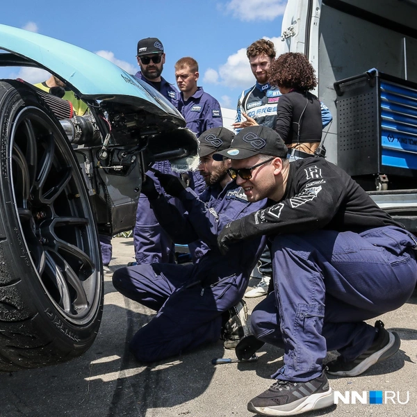 Механики FRESH RACING и Томас Кайли | Источник: Наталья Бурухина / NN.RU