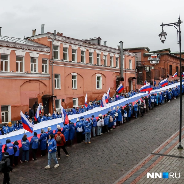 На площади развернули 100-метровый триколор | Источник: Наталья Бурухина / NN.RU