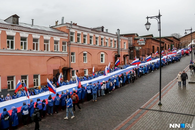 В День народного единства на Ивановском съезде развернут 100-метровый триколор | Источник: Наталья Бурухина / NN.RU