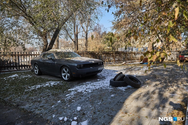 Планировалось, что парковка у дома будет для всех жителей, но сосед ее отгородил | Источник: Александр Ощепков / NGS.RU