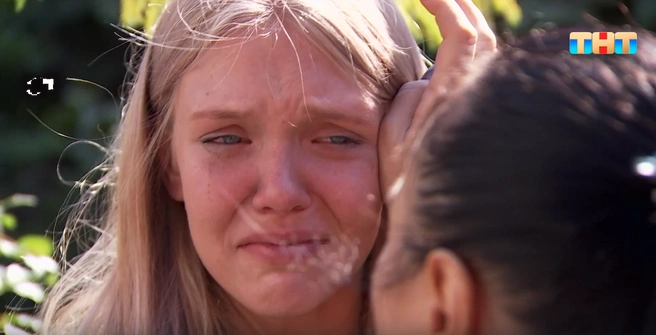 Изосимова успокаивает убитую горем возлюбленную Андрея | Источник: Экстрасенсы. Битва сильнейших / rutube.ru