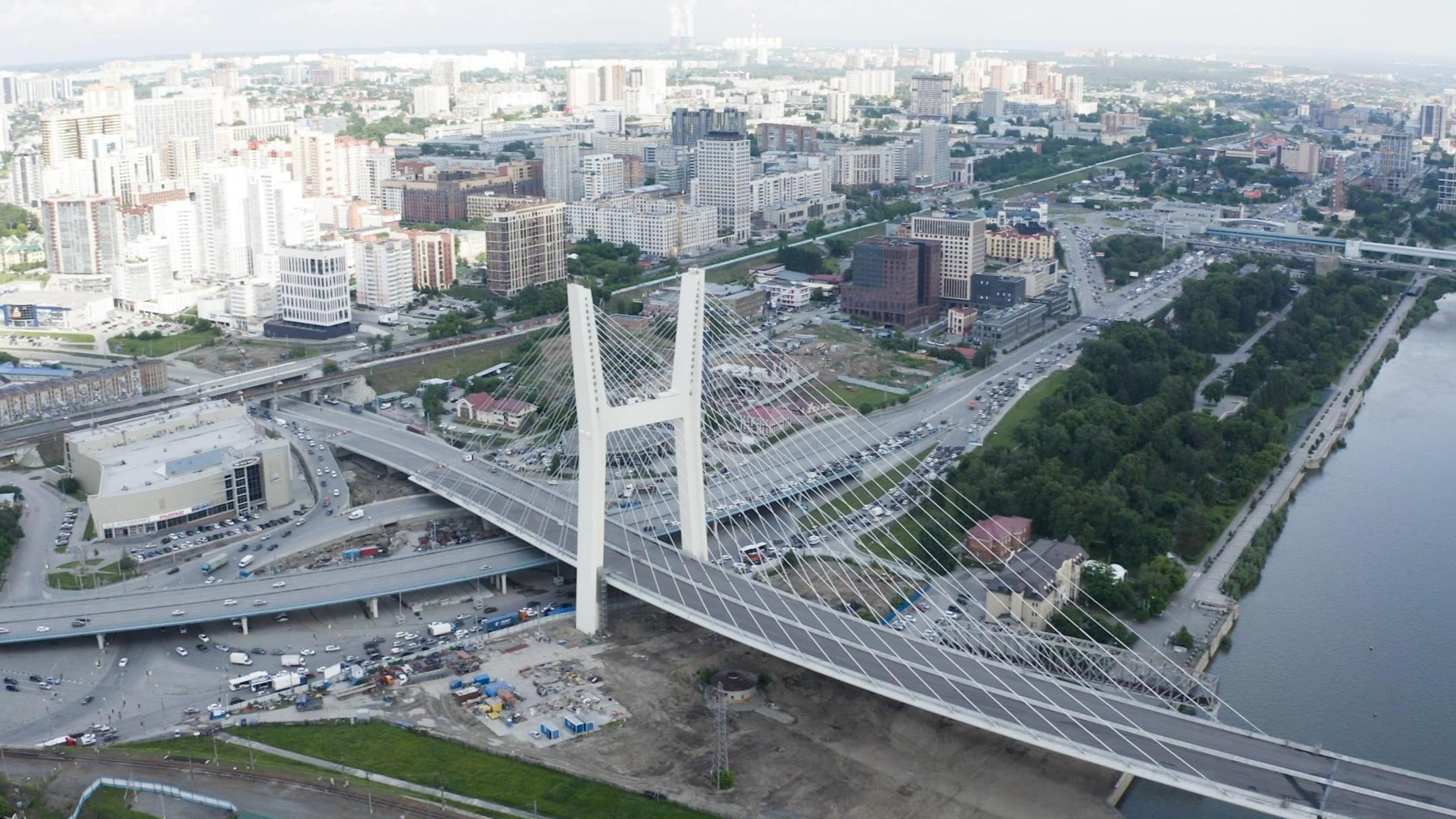 На четвертом мосту через Обь укладывают дорожное покрытие — фото со стройки