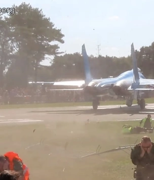Истребитель Су-27 сдувает людей на авиашоу (видео)