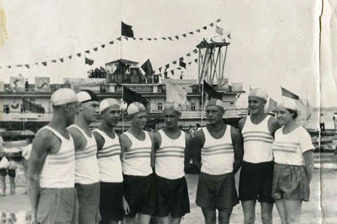 Спортсмены общества «Водник» Куйбышева перед соревнованиями, посвященными Дню Военно-Морского Флота | Источник: из фотофондов Самарского областного госархива социально-политической истории и Центрального областного госархива