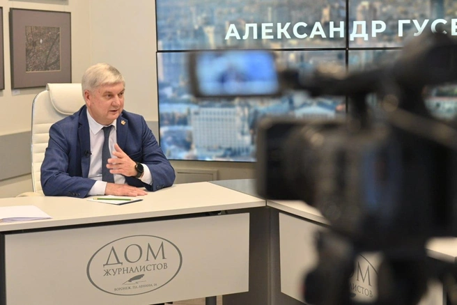 Застройщики, нехватка транспорта и отключения света: какие вопросы воронежцы задали губернатору Александру Гусеву | Источник: правительство Воронежской области / T.me