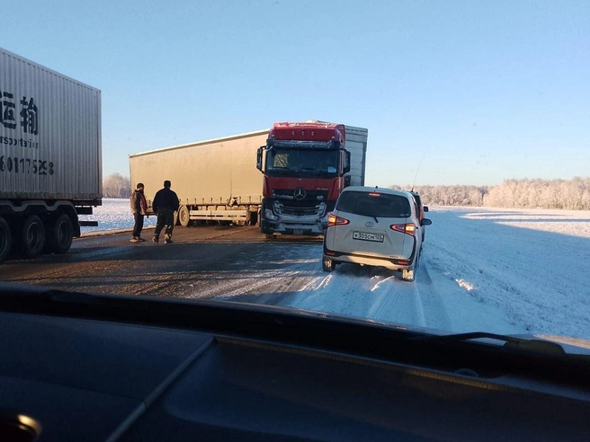Движение осуществляется по одной полосе после аварии | Источник: читатель 72.RU