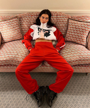 Дуа Липа в спортивном костюме JW Anderson с аниме-принтом, который вы добавите в свой вишлист