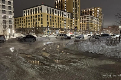 Cars stuck in snowy slush: Novosibirsk neighborhood flooded with water due to utility accident