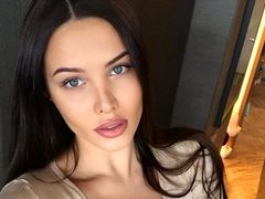 Анастасия Решетова ходит перед Тимати по дому в «голом» боди с идеально подтянутым телом