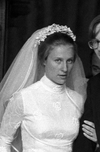 Биргитта, герцогиня Глостерская8 июля 1972 года в династию Виндзоров входила еще одна амбициозная и прогрессивная невеста – замуж за младшего сына принца Генри (дяди Елизаветы) выходила простая дочь адвоката и работница датского посольства Биргитта Ван Дерс. Быть может, это была одна из самых скромных королевских свадеб. Проходила она не в известном соборе, а в обычной деревеньке в Нортгемптоншире, у невесты не было пажей и подружек, ее платье было закрытым и совсем без деталей, а вместо тиары в ее прическу был вплетен небольшой венок из цветов.