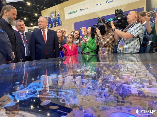 Губернатор Петербурга Беглов осмотрел петербургский стенд на ПМЭФ. Ему показали новые протезы и портативный рентген для зоны СВО | Источник: Марина Мамонтова/«Фонтанка.ру»