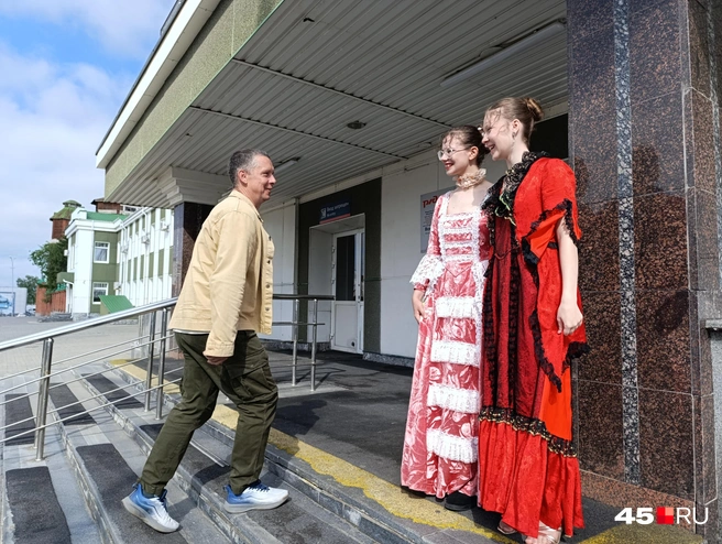 Уже на входе в вокзал всех встречали девушки в нарядных платьях | Источник: Надежда Тихомирова / 45.RU