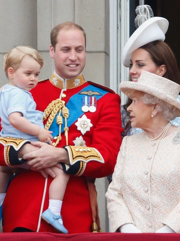 Принц Джордж на руках у принца Уильяма, Кэтрин и Елизавета во время празднования официального дня рождения Королевы, 13 июня 2015