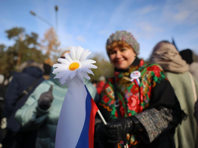 Осенняя погода не становится препятствием для участников праздничных мероприятий в День народного единства | Источник: Дарья Пона / 74.RU