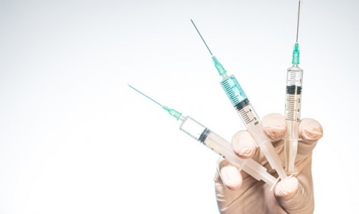 Тихая вакцинация. В петербургских поликлиниках начали прививать горожан от COVID-19