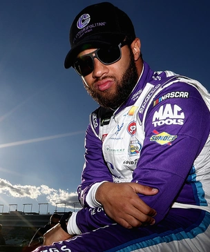 Темнокожий пилот NASCAR пожаловался, что ему в гараж подбросили виселицу. Это оказалась петля для закрытия ворот