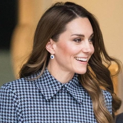 В платье с любимым принтом и серьгах, которые подарил муж: Кейт Миддлтон посетила детский благотворительный фонд Анны Фрейд
