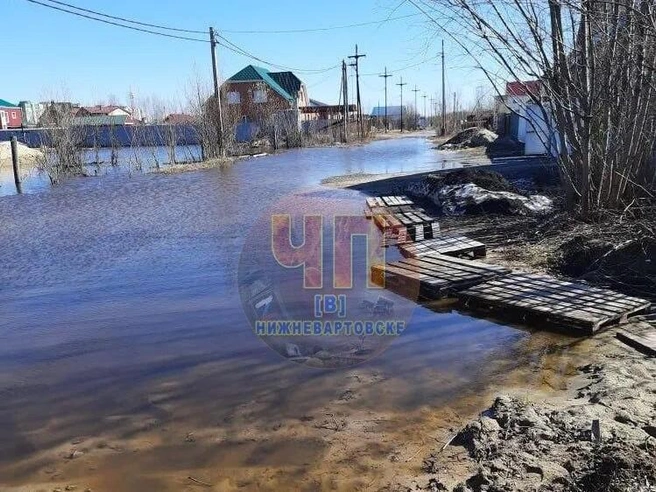Передвигаться людям приходится по деревянным паллетам  | Источник: ЧП [В] Нижневартовске / Т.me