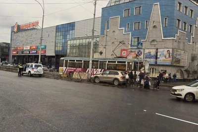 Машина въехала в толпу в Кемерове: пострадала женщина