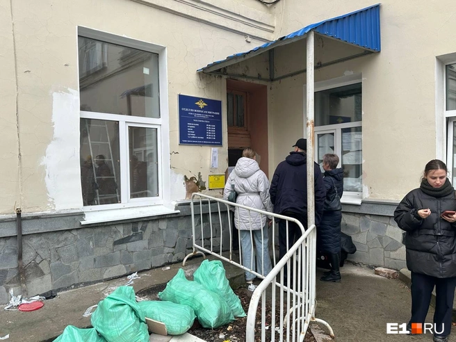 График работы нужно смотреть не на синей вывеске, а на бумажке ниже | Источник: Марина Малкова / Е1.RU