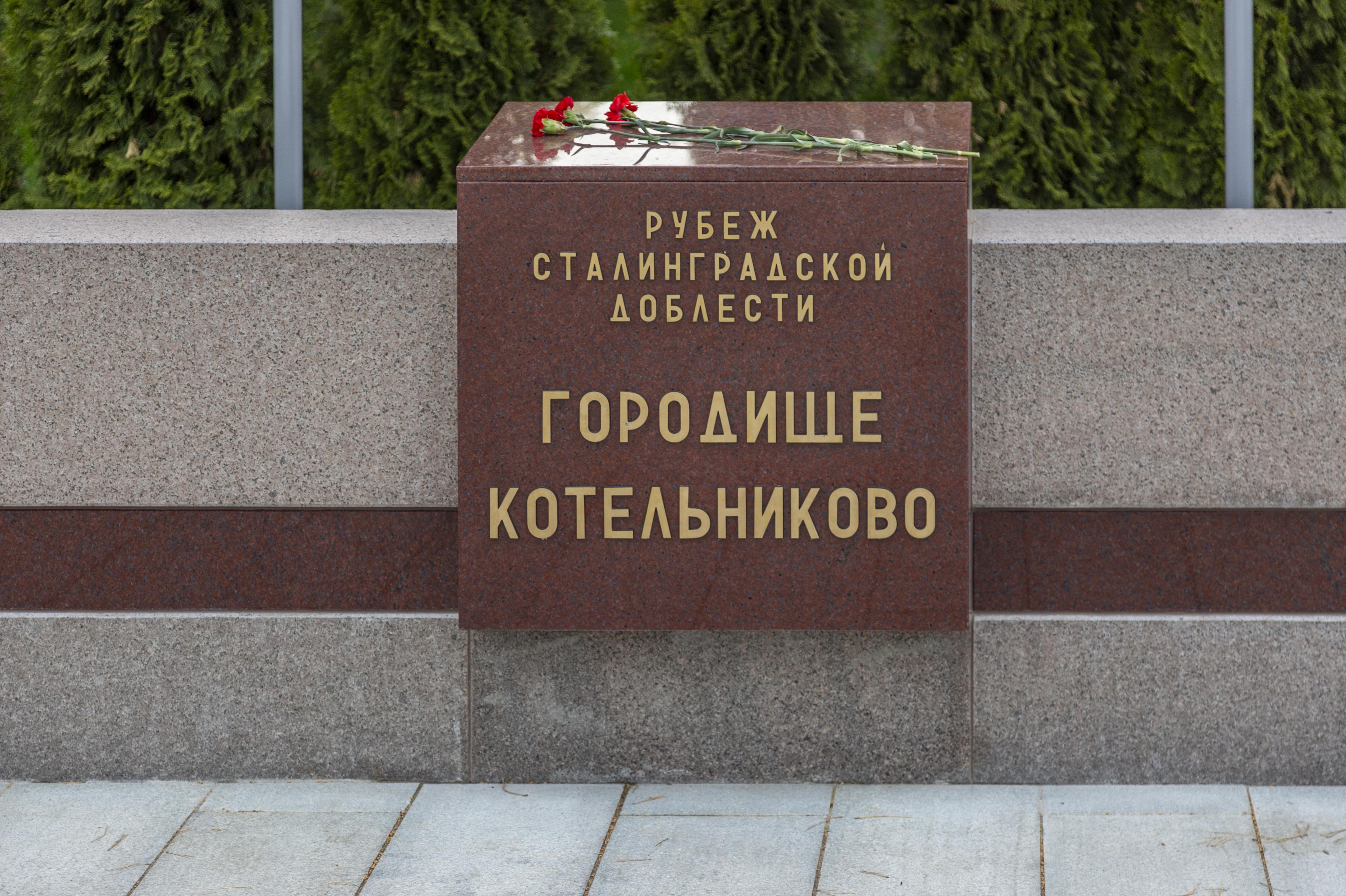 Такими были (слева) тумбы с землей городов-героев, а такими (справа) они должны стать | Источник: Константин Завриков / V1.RU