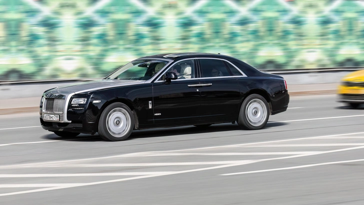Rolls-Royce на улицах Москвы | Источник: Haggardous50000 / Shutterstock.com