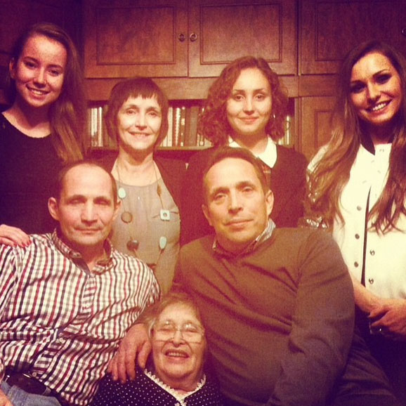 В память о бабушке Алена Павлова опубликовала в микроблоге семейное фото