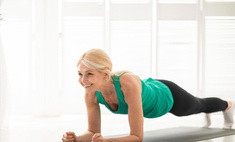 Без нагрузки на суставы: это простое упражнение поможет подтянуть тело после 50 лет