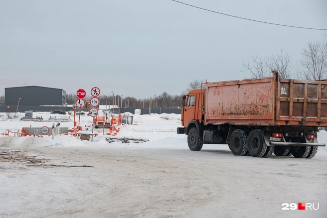 Осенью вместо моста здесь должен был ходить буксир, но не сложилось  | Источник: Иван Митюшёв