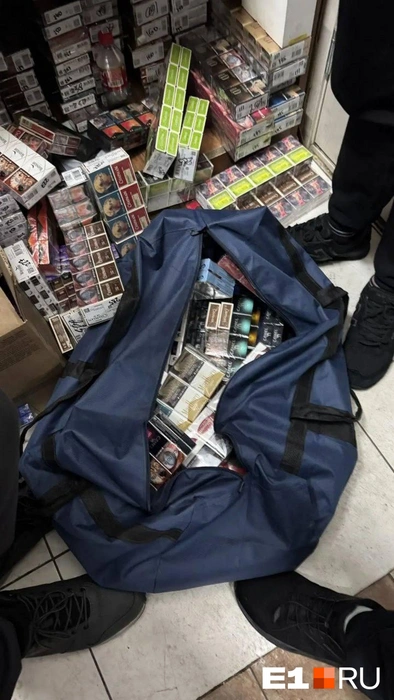 В Екатеринбурге двое парней ворвались в продуктовый магазин с помощью болгарки. Видео | Источник: читатель E1.RU