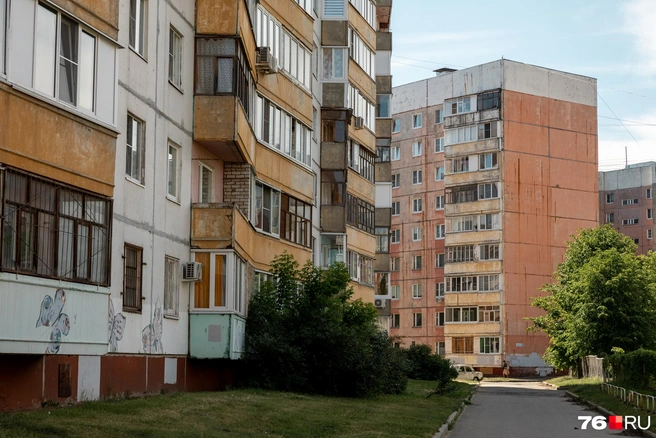 Здесь цвет фасадов уже не такой яркий | Источник: Александр Куренной / 76.RU