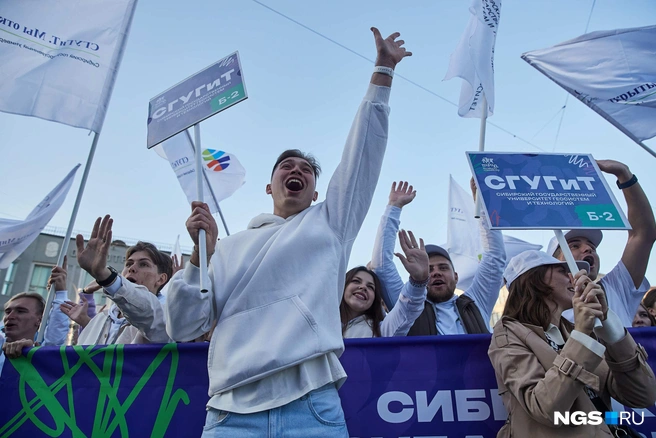 В колонне находились студенты Сибирского государственного университета геосистем и технологий (СГУГиТ), Новосибирского государственного университета экономики и управления (НГУЭУ) и других вузов | Источник: Александр Ощепков/NGS.RU