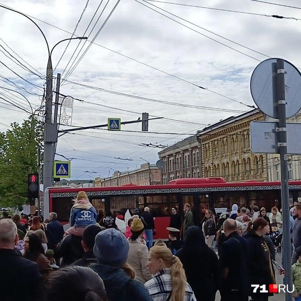 Сотни туляков стояли на Советской улице (отсюда парад было почти не видно) | Источник: Максим Улитов / 71.RU
