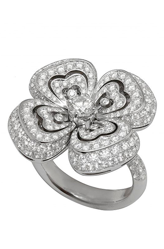 Кольцо из коллекции высокого ювелирного искусства: белое золото, крупный круглый бриллиант и бриллиантовое паве.