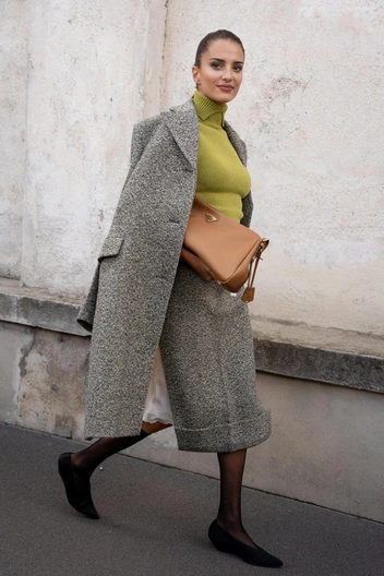 10 самых актуальных образов с водолазкой для осени и зимы | marieclaire.ru