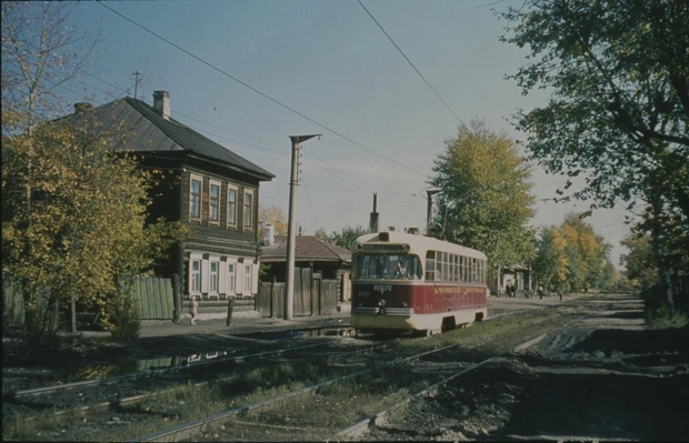 Улица Ремесленная в 1975-м и в 2025-м году. За 50 лет практически ничего не изменилось — только деревьев стало меньше, больше при машин. | Источник: Hans Oerlemans, pastvu.com