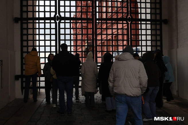 Желающие посмотреть на Красную площадь | Источник: Артем Устюжанин / MSK1.RU