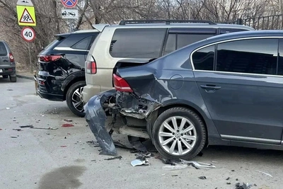 Волгоград: девушка без прав врезалась в три припаркованных авто