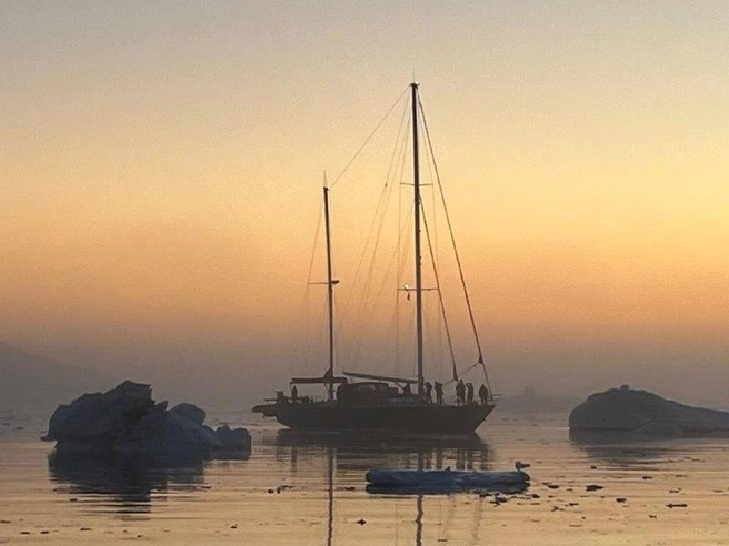 Среди льдов яхта идет на моторе | Источник: Дмитрий Старцев