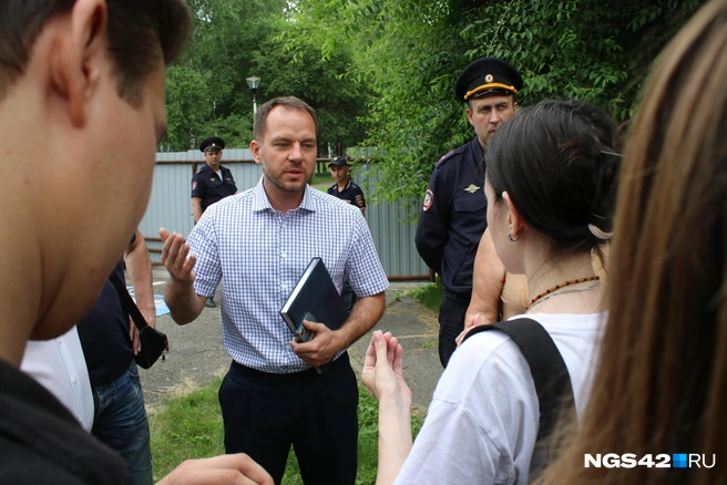 От властей к людям первыми вышли заместитель градоначальника Павел Камбалин (на фото) и глава Центрального района Алексей Кузнецов | Источник: Игорь Епифанцев / NGS42.RU