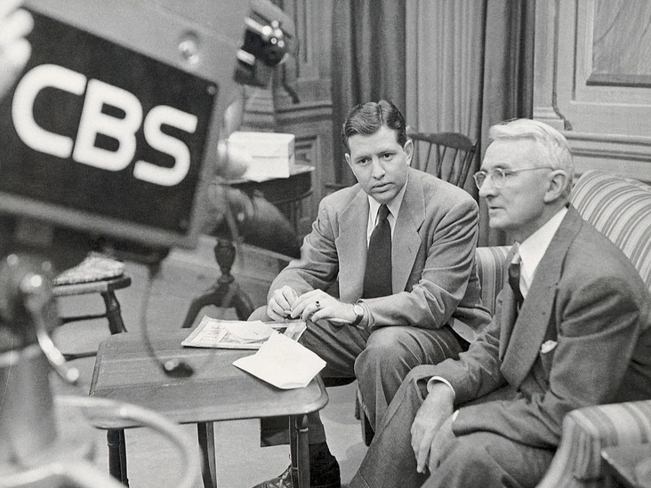Дейл Карнеги (справа) на съемках телепрограммы для канала CBS, 1948 год