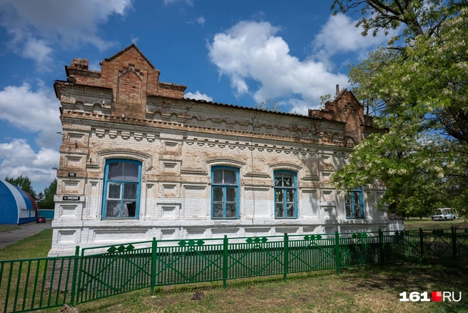 В школьном дворе расположилось дореволюционное здание | Источник: Евгений Вдовин / 161.RU