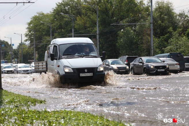 В водном плену оказались и грузовые газели | Источник: Роман Данилкин / 63.RU