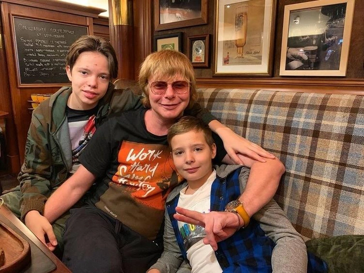 Андрей принимает активное участие в жизни наследников