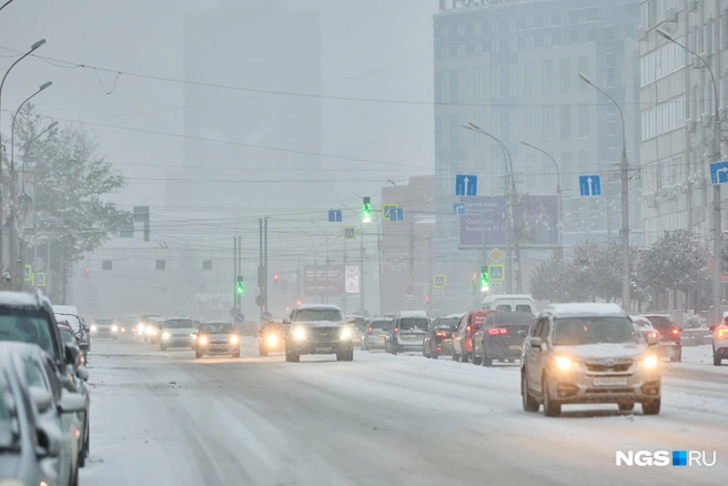 Чем меньше скорость движения потока, тем больше будет накопления транспорта | Источник: Александр Ощепков/ NGS.RU