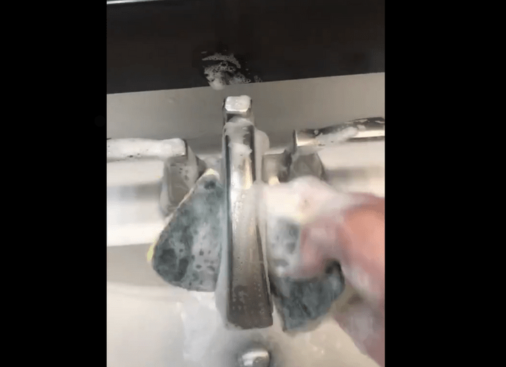 Необъяснимо популярное видео: девушка убирает в ванной. Его посмотрели больше 12 млн раз