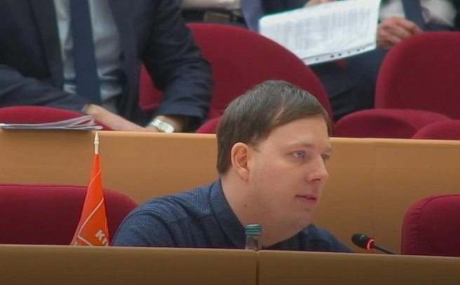 Сергей Шитов из КПРФ спросил, когда снимут запреты на публичные мероприятия из-за ковида | Источник: Саратовская областная дума / Rutube.ru