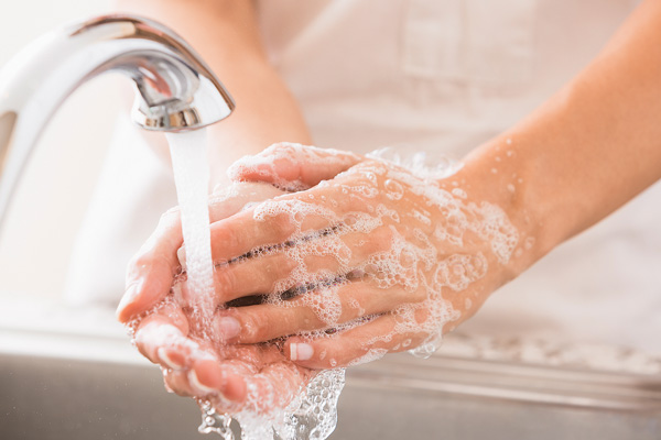 Специалисты рекомендуют как можно чаще мыть руки