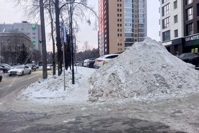 Снежную кучу на тротуаре в Челябинске убрали после жалоб