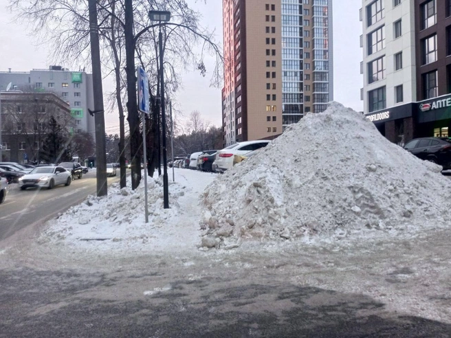 Вдоль кучи пешеходы протоптали дорожку | Источник: администрация Челябинска